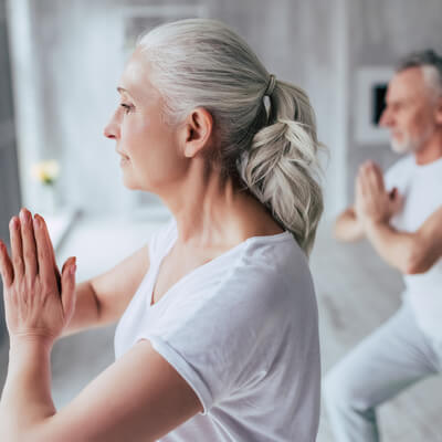 Ein sehr sanfter Yogastil, für jeden geeignet, sowohl Anfänger als auch Menschen mit körperlichen Einschränkungen und ältere Menschen.